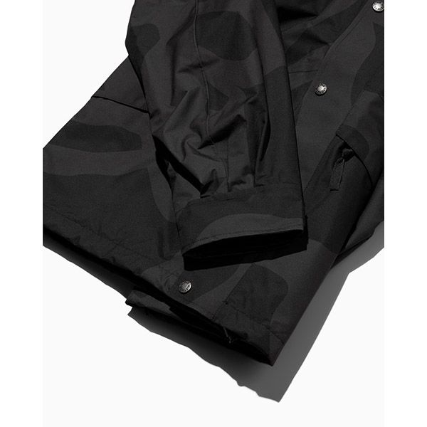 意外性抜群のコラボモデル ノースフェイス カウズ 偽物 The North Face TNF x Kaws 1986 Mountain Jacket