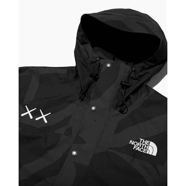 意外性抜群のコラボモデル ノースフェイス カウズ 偽物 The North Face TNF x Kaws 1986 Mountain Jacket