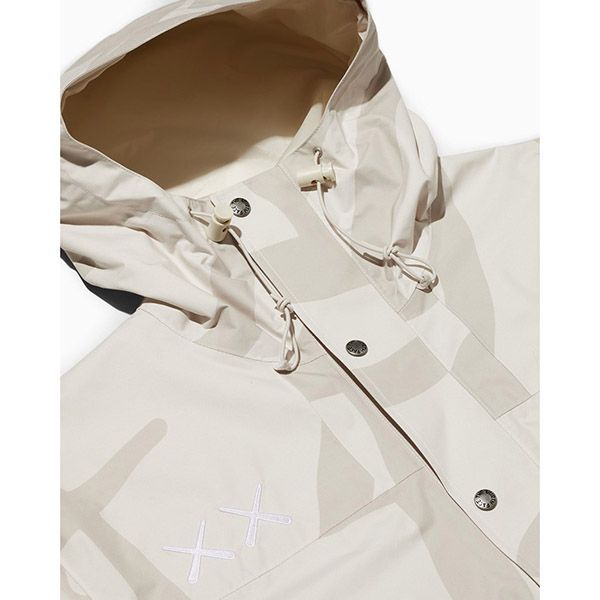 意外性抜群のコラボモデル ノースフェイス カウズ 偽物 The North Face TNF x Kaws 1986 Mountain Jacket