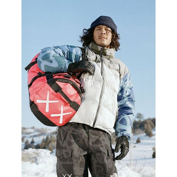 ザノースフェイス カウズ 偽物 ★KAWS x The North Face★送関込★話題のコラボジャケット君臨