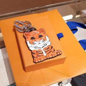 ルイヴィトン キーホルダー コピー ポルト クレタイガー Tiger M77174 最新で絶対欲しい