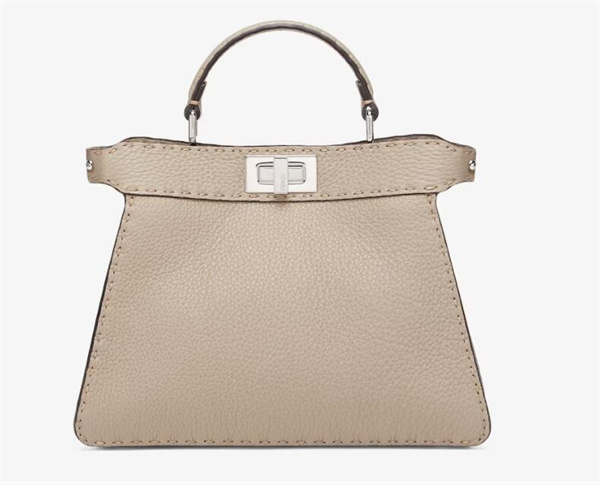   フェンディ(FENDI)スーパーコピーPeekaboo ISeeUトランペットハンドバッグが登場