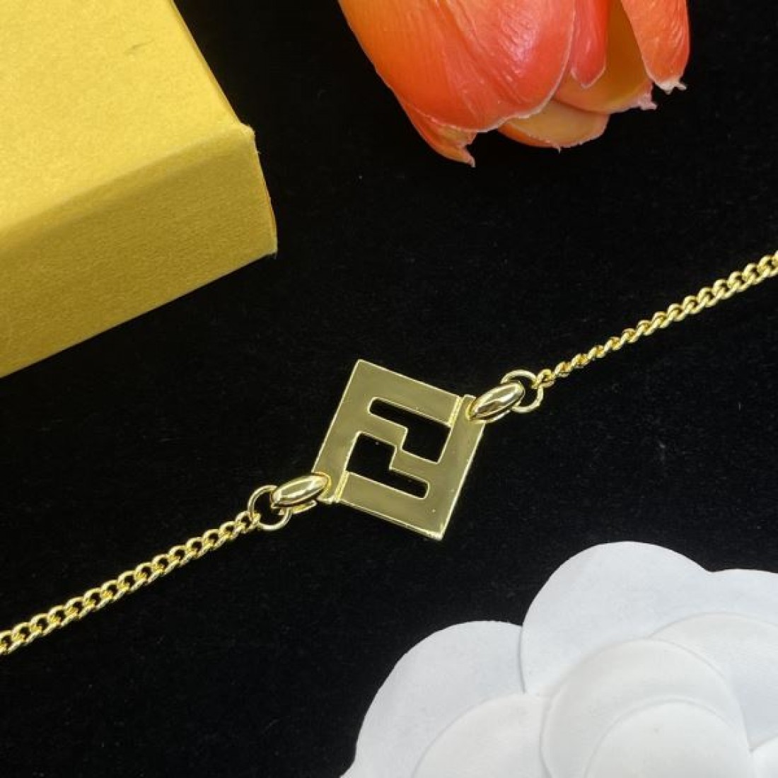 FENDI コピー ブレスレット ロゴ 最新のトレンドを感じされる フェンデイ