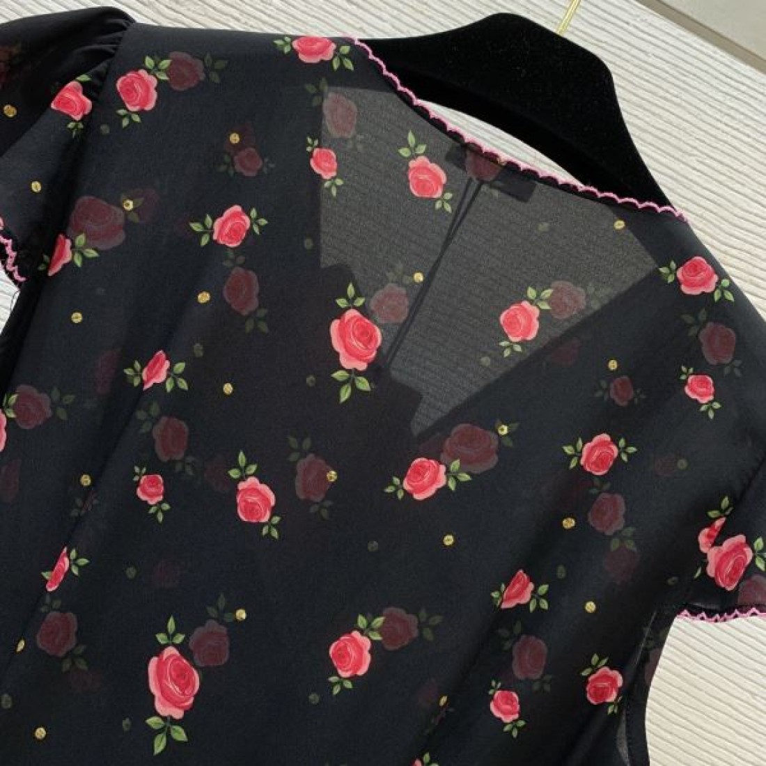 夏コーデの主役級 MIU MIU スーパーコピー ワンピース 当たり前に取り入れる
