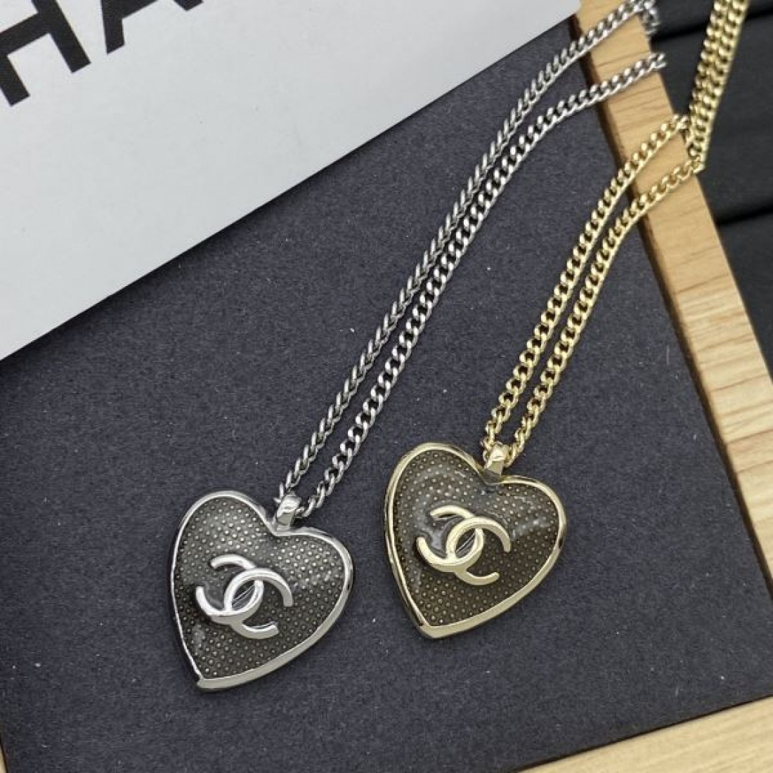 CHANEL スーパーコピー ネックレス ロゴ 大人っぽいスタイルが完成 シャネル