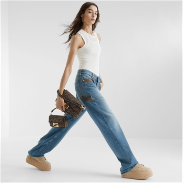   フェンディ（FENDI）スーパーコピー、アイコニックなBaguette中サイズの新しい手袋を発表
