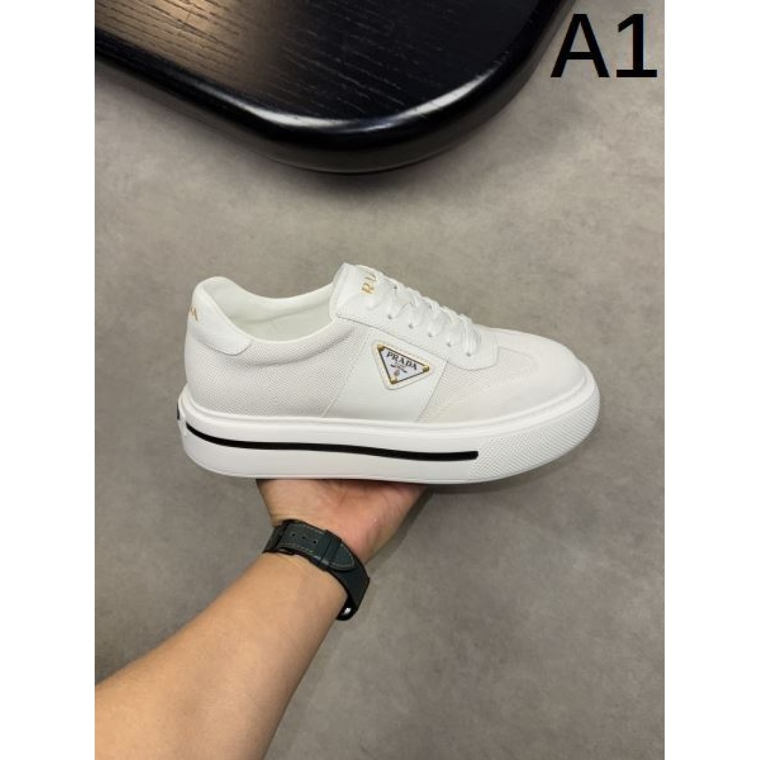 累積売上総額第１位 PRADA スーパーコピー カジュアルシューズ スタイリッシュな逸品