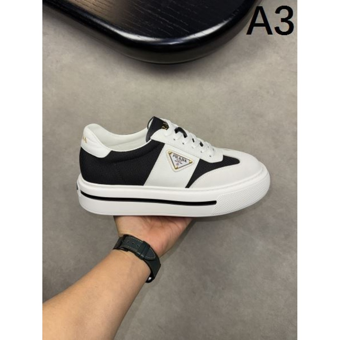 累積売上総額第１位 PRADA スーパーコピー カジュアルシューズ スタイリッシュな逸品