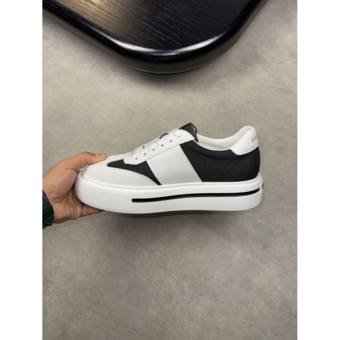 累積売上総額第１位 PRADA スーパーコピー カジュアルシューズ スタイリッシュな逸品