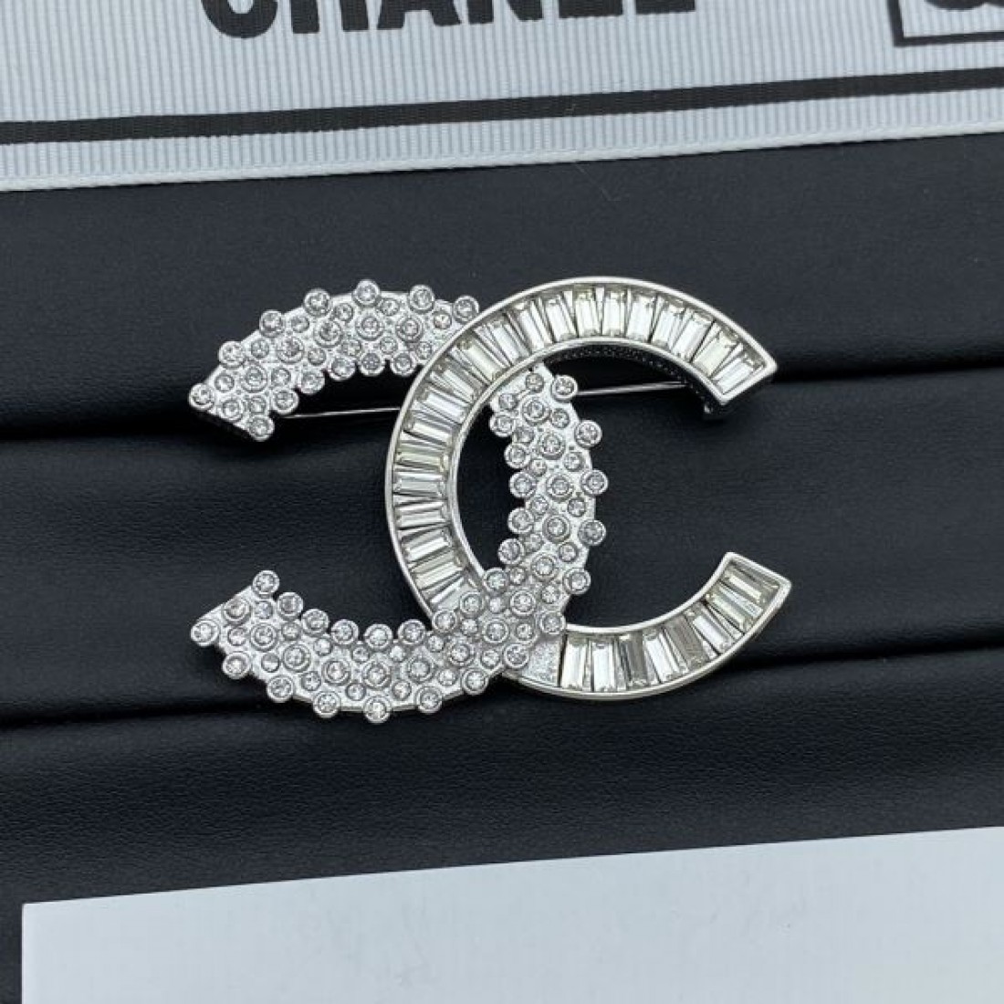 CHANEL コピー ブローチ ロゴ 上品ですっきり 好感度抜群 シャネル