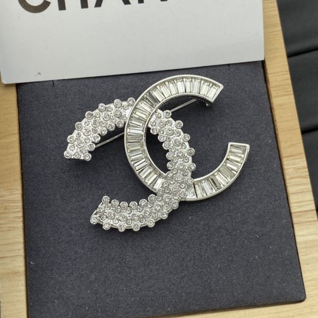 CHANEL コピー ブローチ ロゴ 上品ですっきり 好感度抜群 シャネル