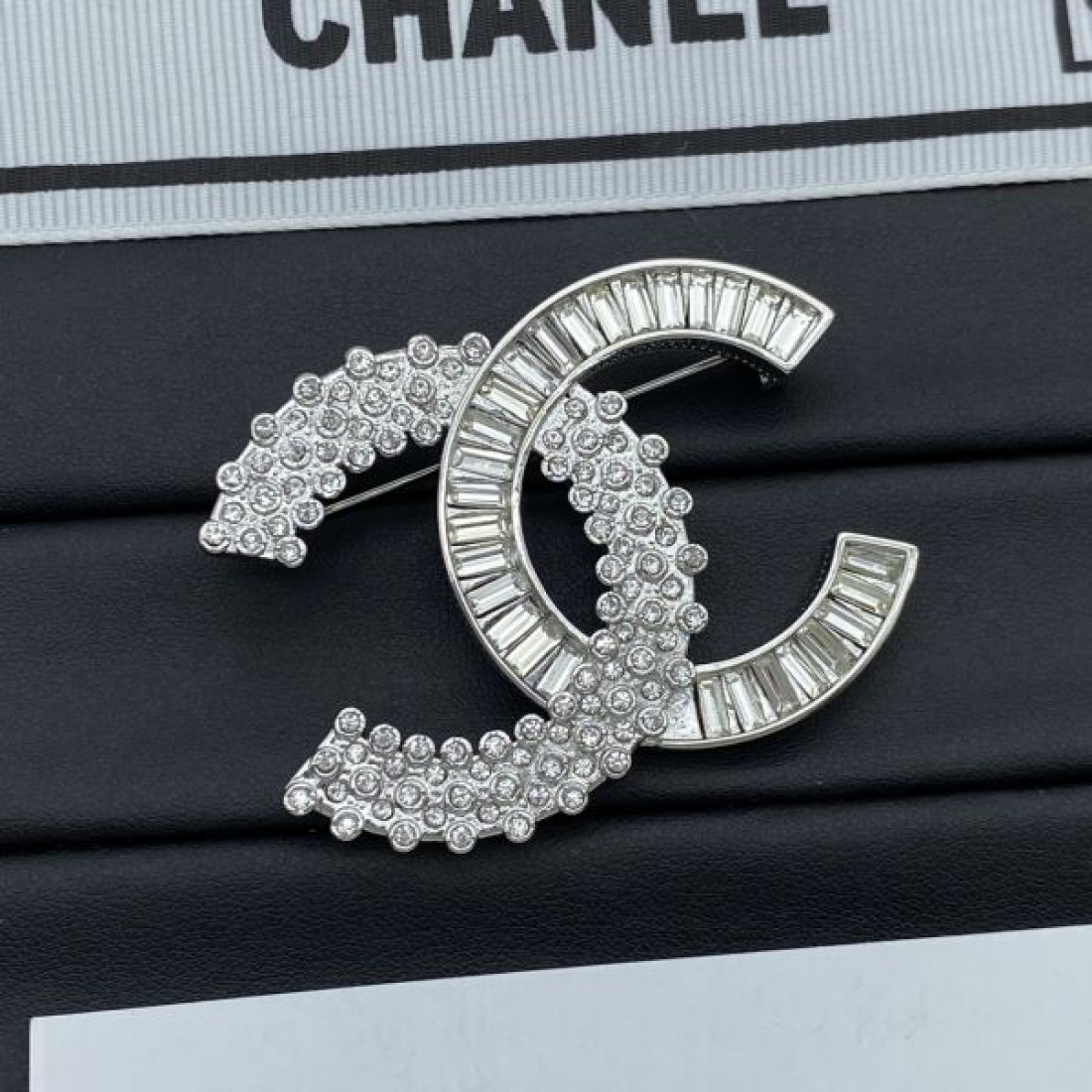 CHANEL コピー ブローチ ロゴ 上品ですっきり 好感度抜群 シャネル