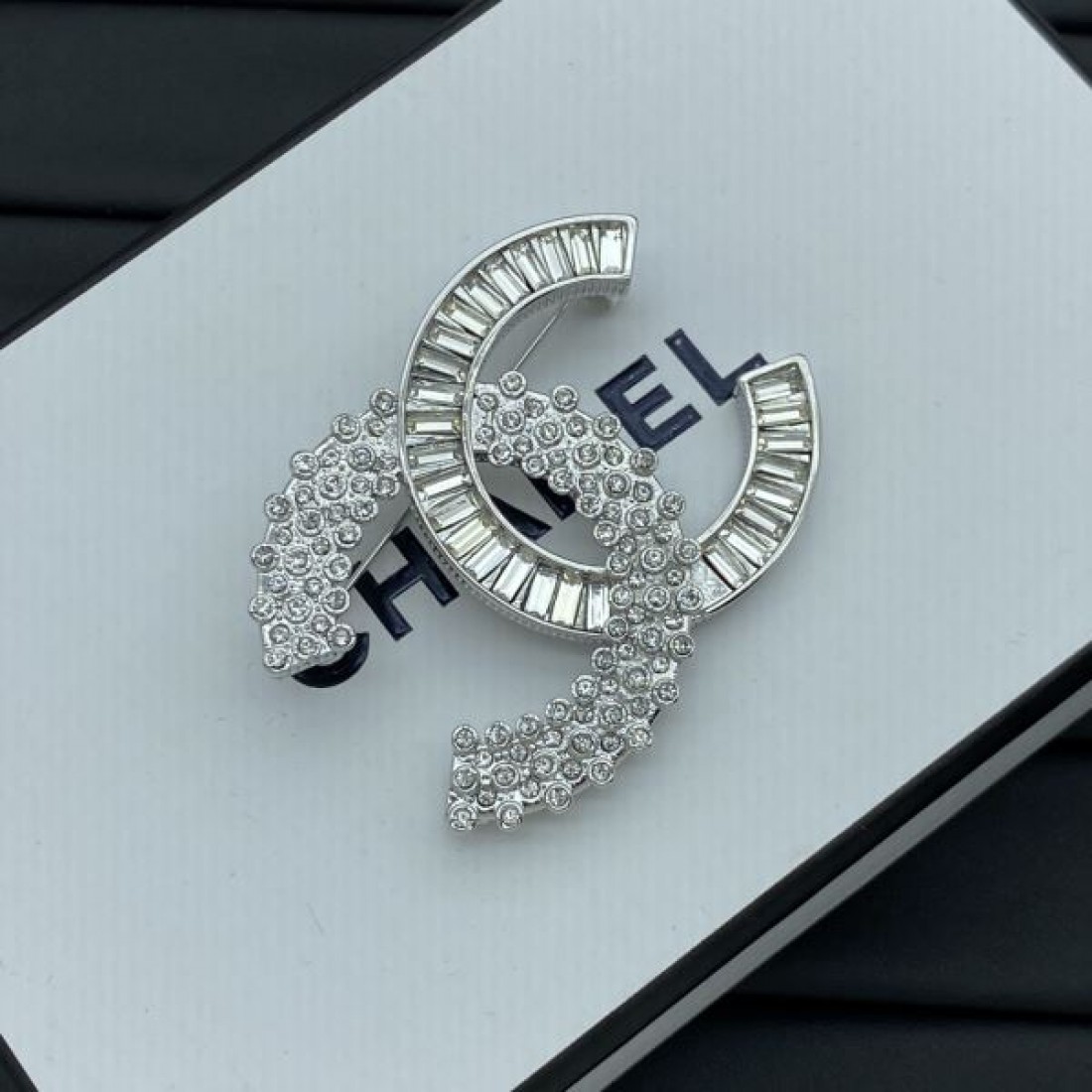 CHANEL コピー ブローチ ロゴ 上品ですっきり 好感度抜群 シャネル