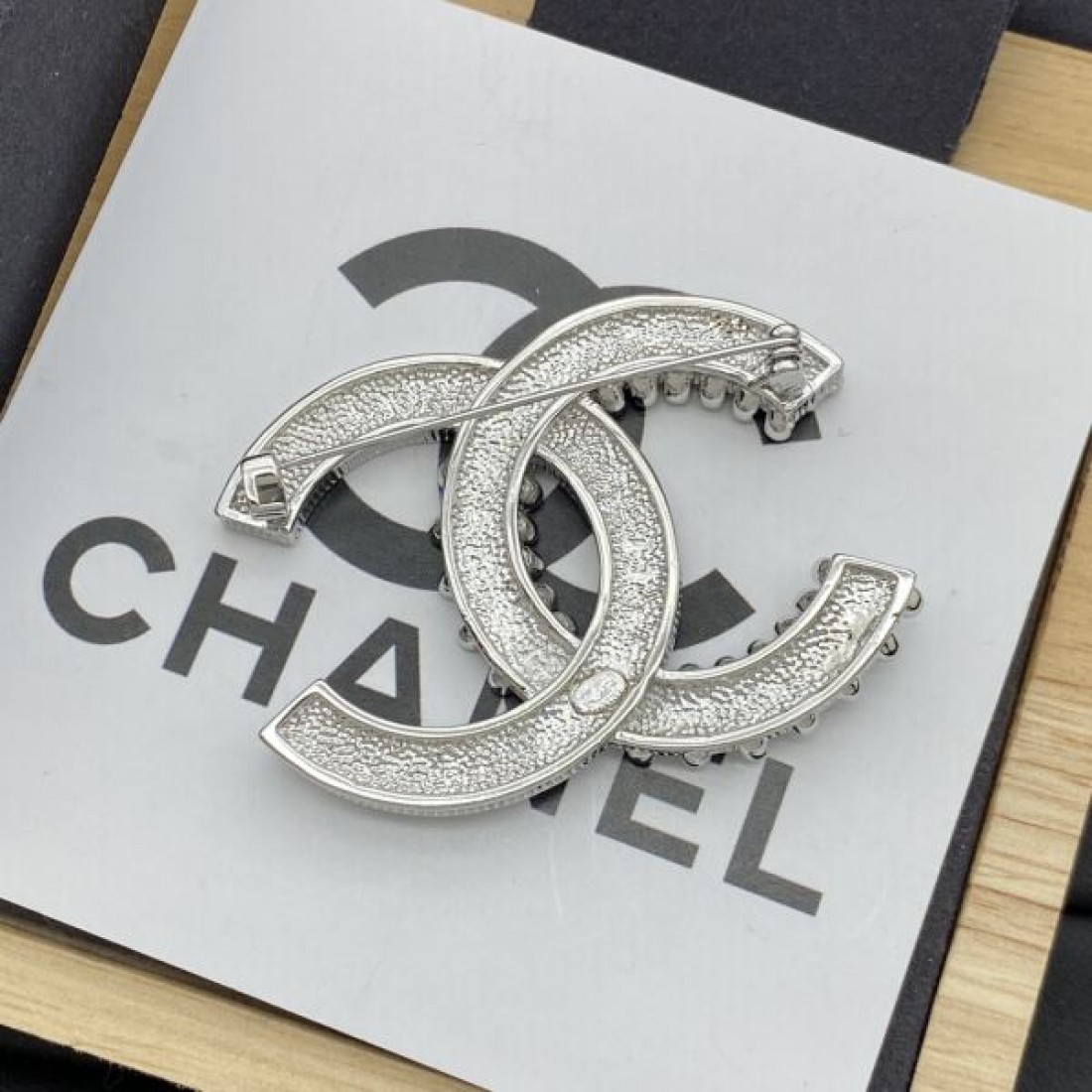 CHANEL コピー ブローチ ロゴ 上品ですっきり 好感度抜群 シャネル