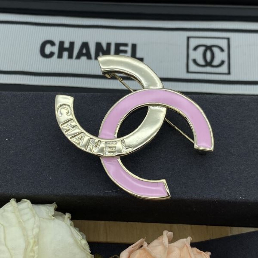 CHANEL コピー ブローチ ロゴ 品の良い優秀さコレクション シャネル