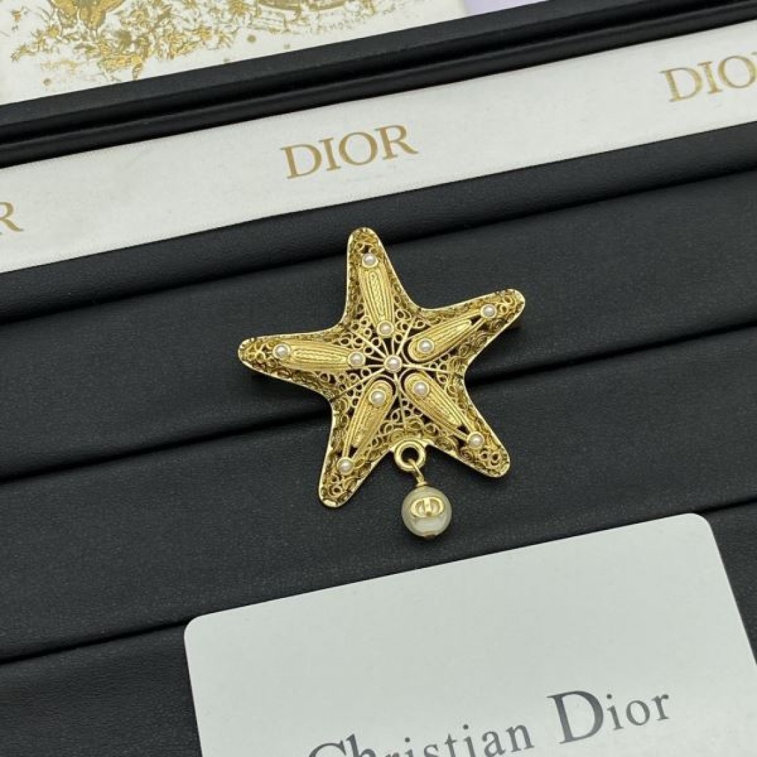 DIOR コピー ブローチ ロゴ 今やセレブ御用達で大人気の ディオール