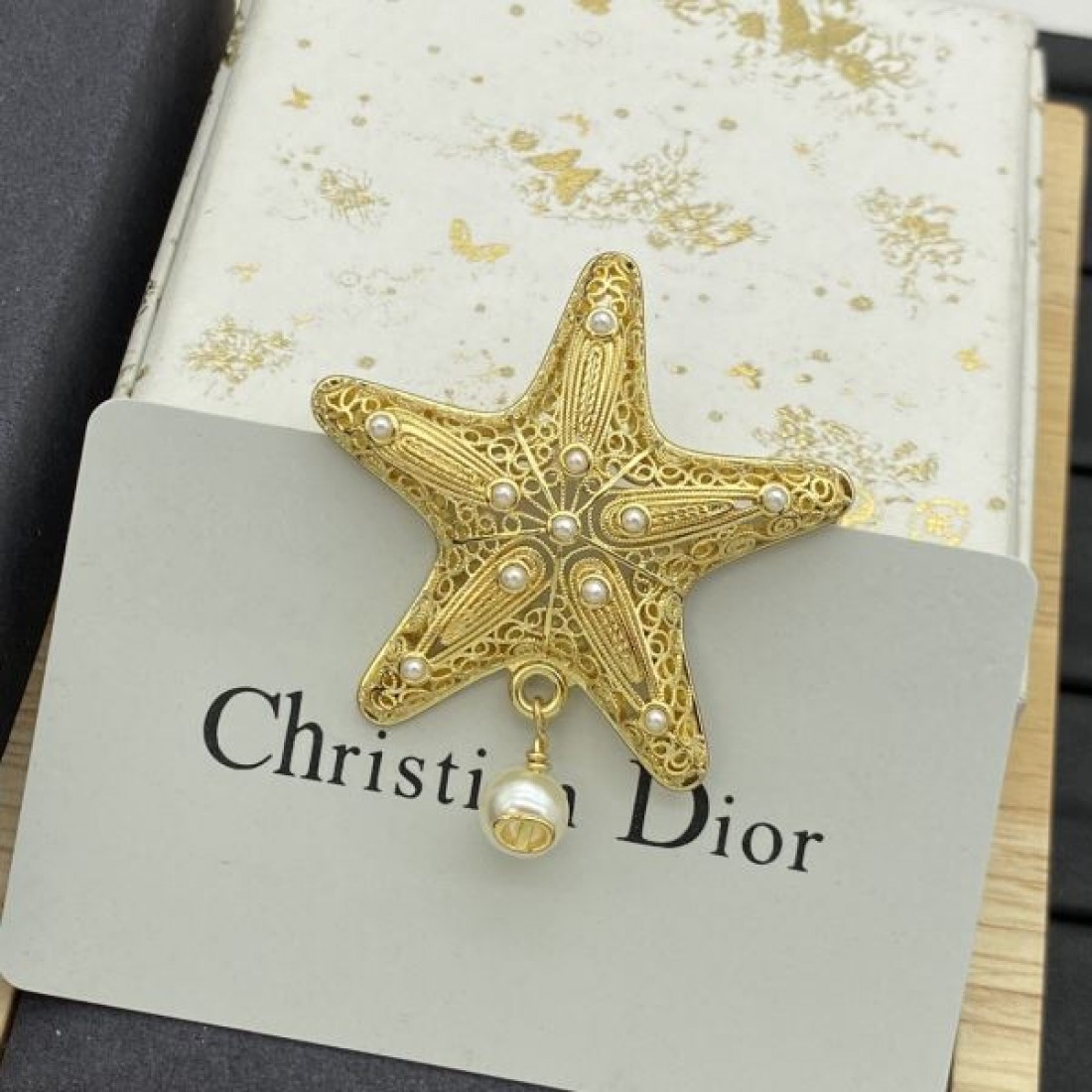DIOR コピー ブローチ ロゴ 今やセレブ御用達で大人気の ディオール