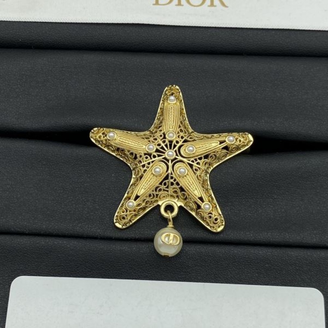 DIOR コピー ブローチ ロゴ 今やセレブ御用達で大人気の ディオール