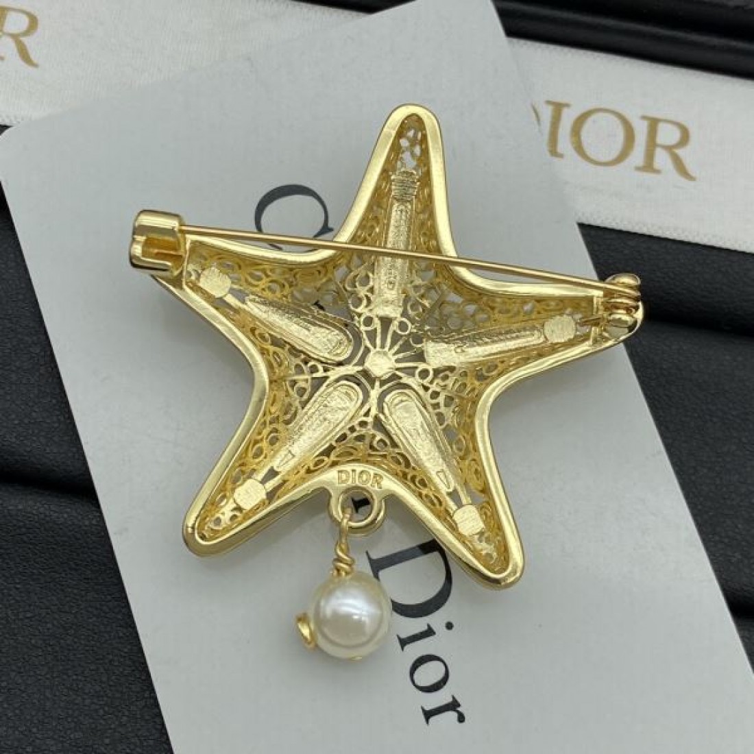 DIOR コピー ブローチ ロゴ 今やセレブ御用達で大人気の ディオール