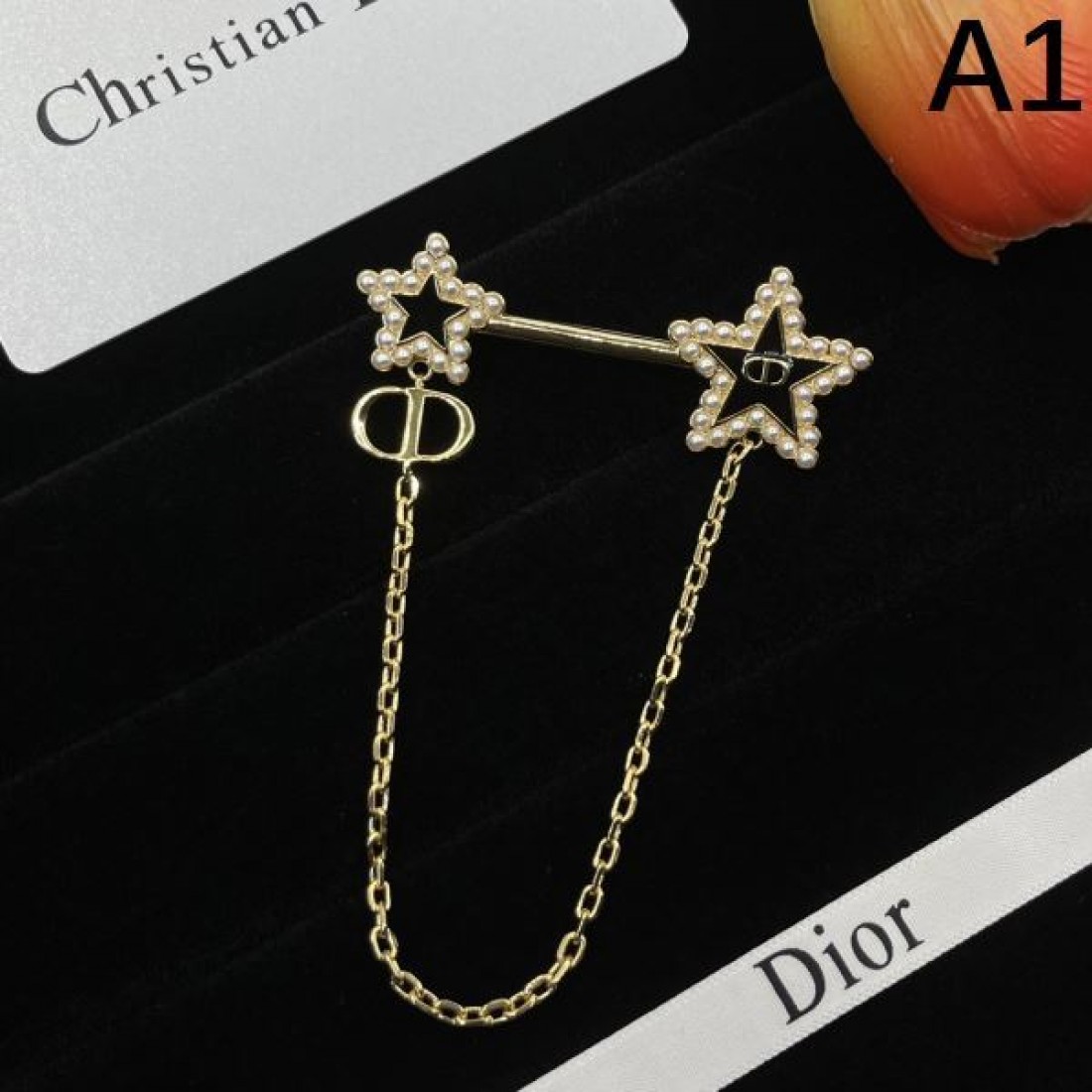 DIOR コピー ブローチ ロゴ セレブが今シーズン手に入れ ディオール