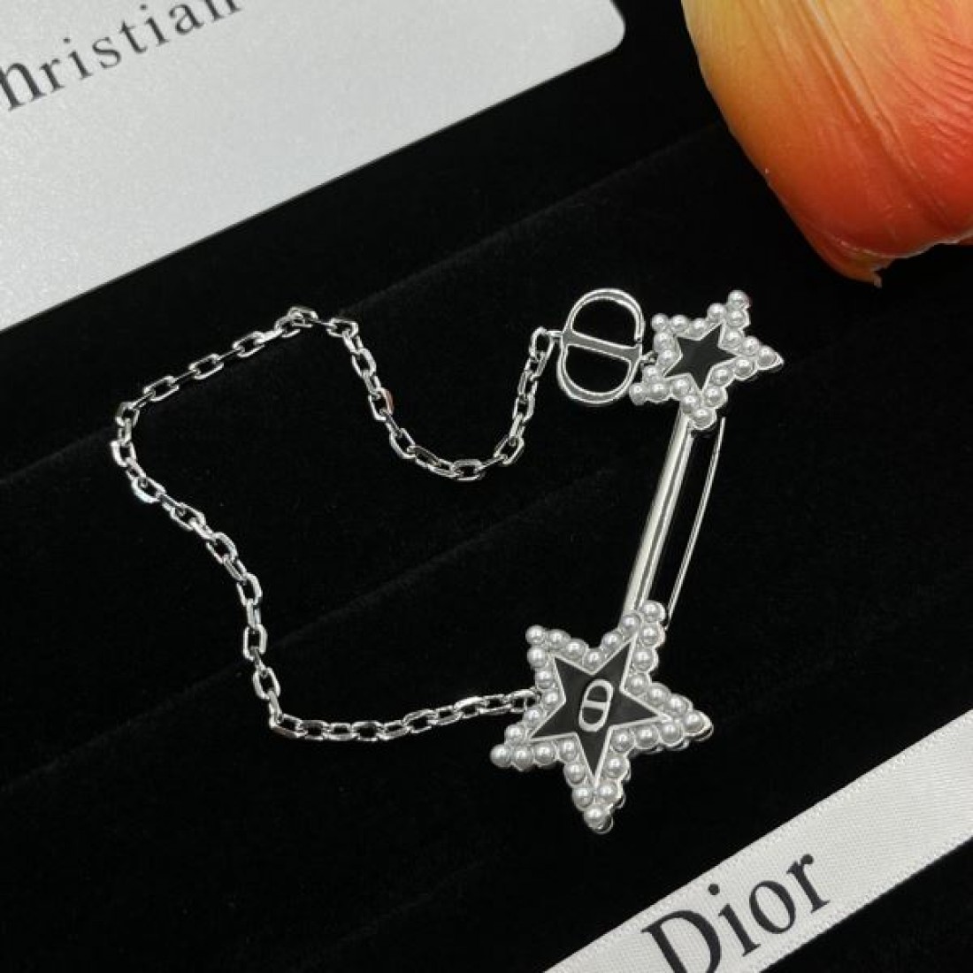 DIOR コピー ブローチ ロゴ セレブが今シーズン手に入れ ディオール