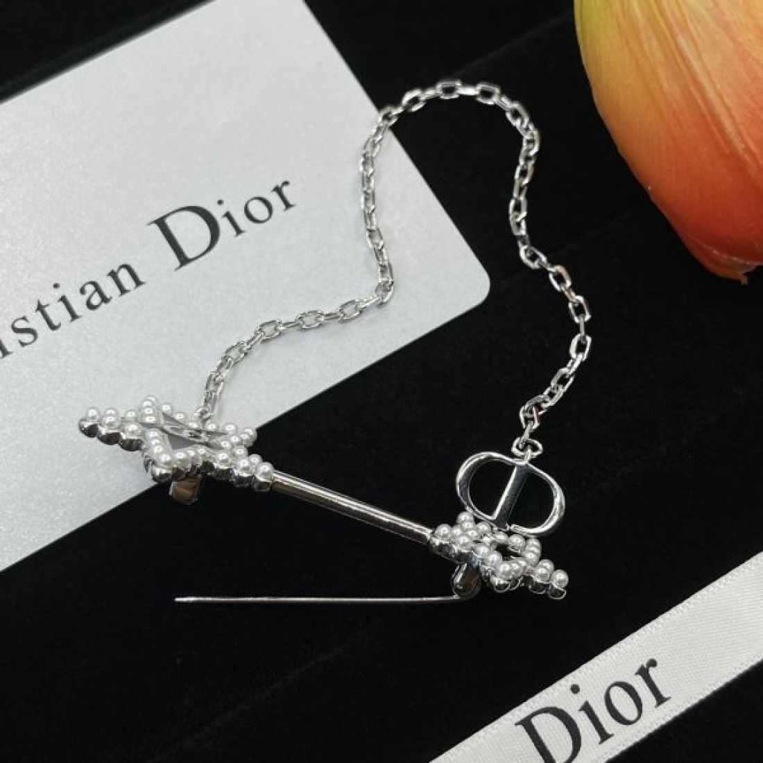 DIOR コピー ブローチ ロゴ セレブが今シーズン手に入れ ディオール