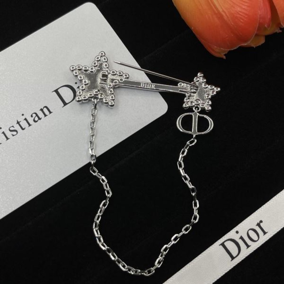 DIOR コピー ブローチ ロゴ セレブが今シーズン手に入れ ディオール