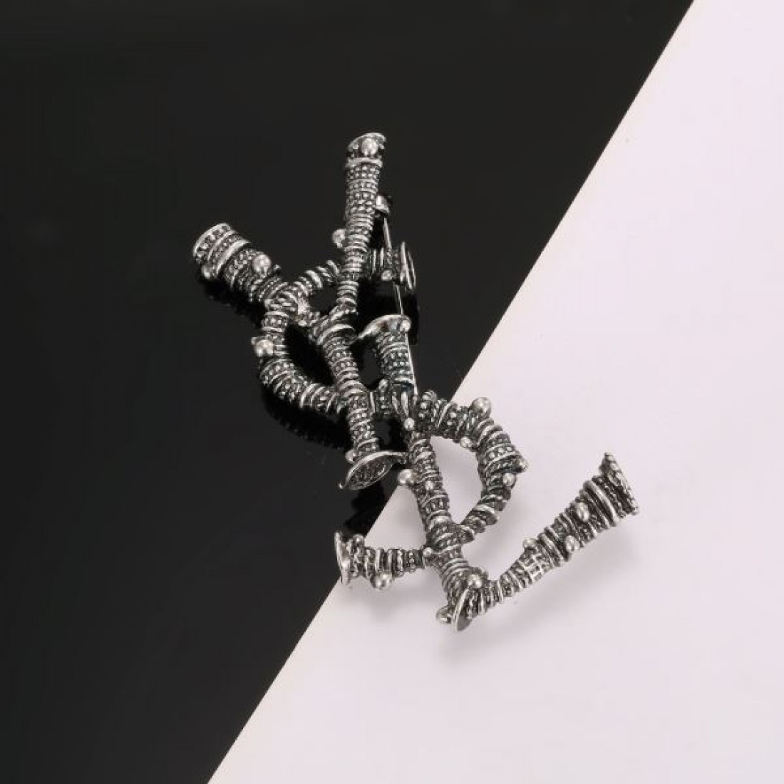 YSL イヴ サンローラン スーパーコピー ブローチ ロゴ 国内希少！大人気 SAINT LAURENT