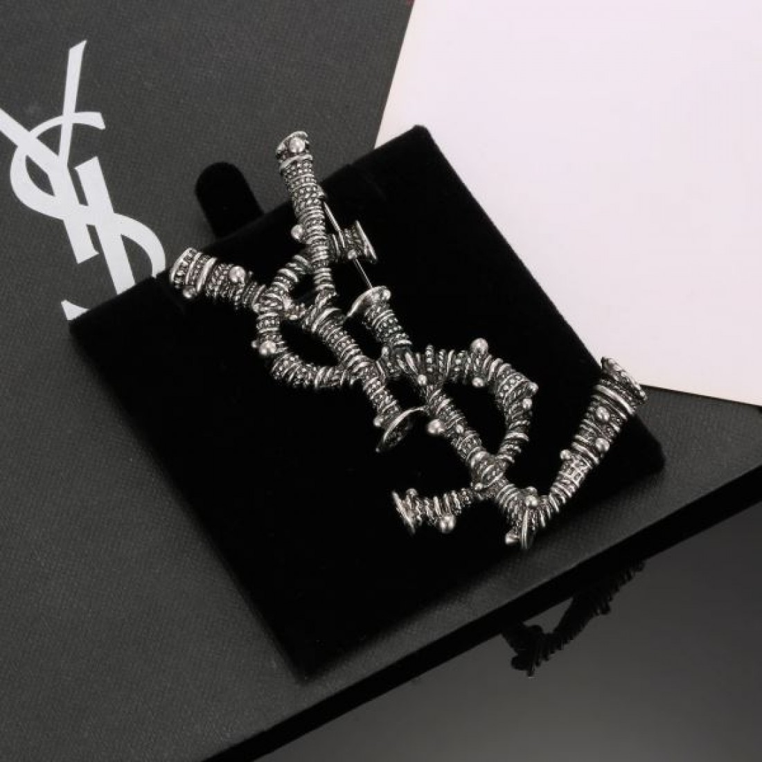 YSL イヴ サンローラン スーパーコピー ブローチ ロゴ 国内希少！大人気 SAINT LAURENT