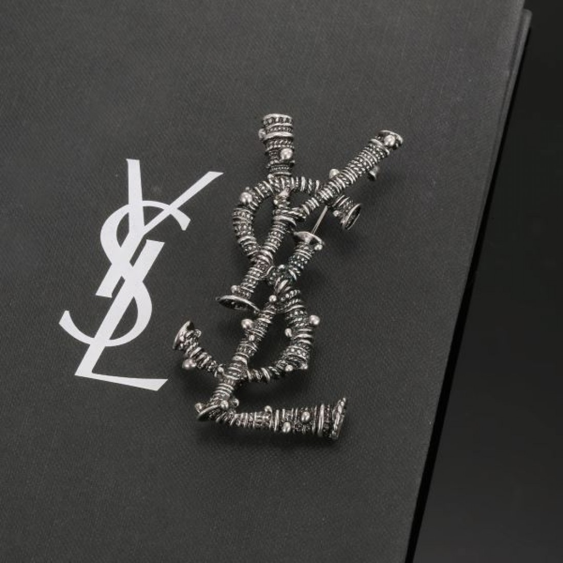 YSL イヴ サンローラン スーパーコピー ブローチ ロゴ 国内希少！大人気 SAINT LAURENT