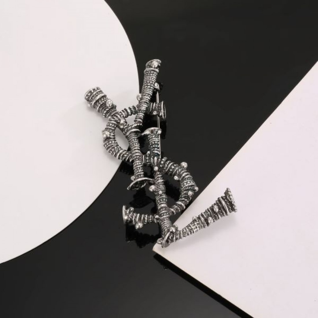 YSL イヴ サンローラン スーパーコピー ブローチ ロゴ 国内希少！大人気 SAINT LAURENT