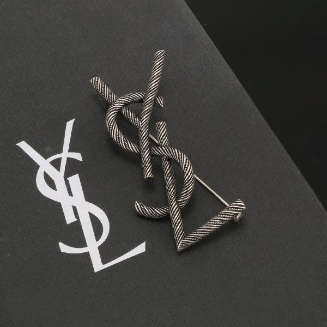 YSL イヴ サンローラン スーパーコピー ブローチ ロゴ 入手困難アイテム SAINT LAURENT