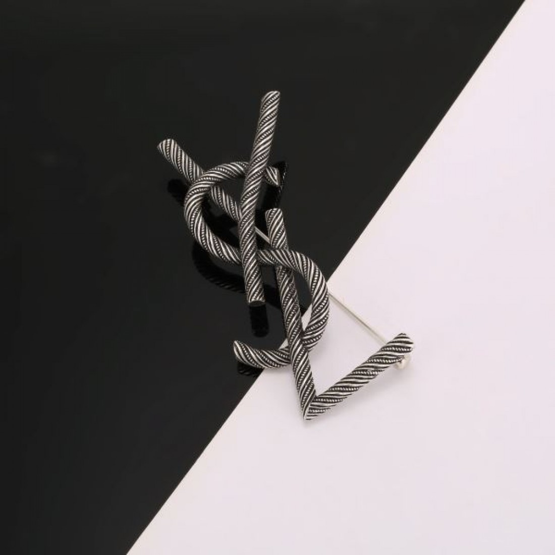 YSL イヴ サンローラン スーパーコピー ブローチ ロゴ 入手困難アイテム SAINT LAURENT