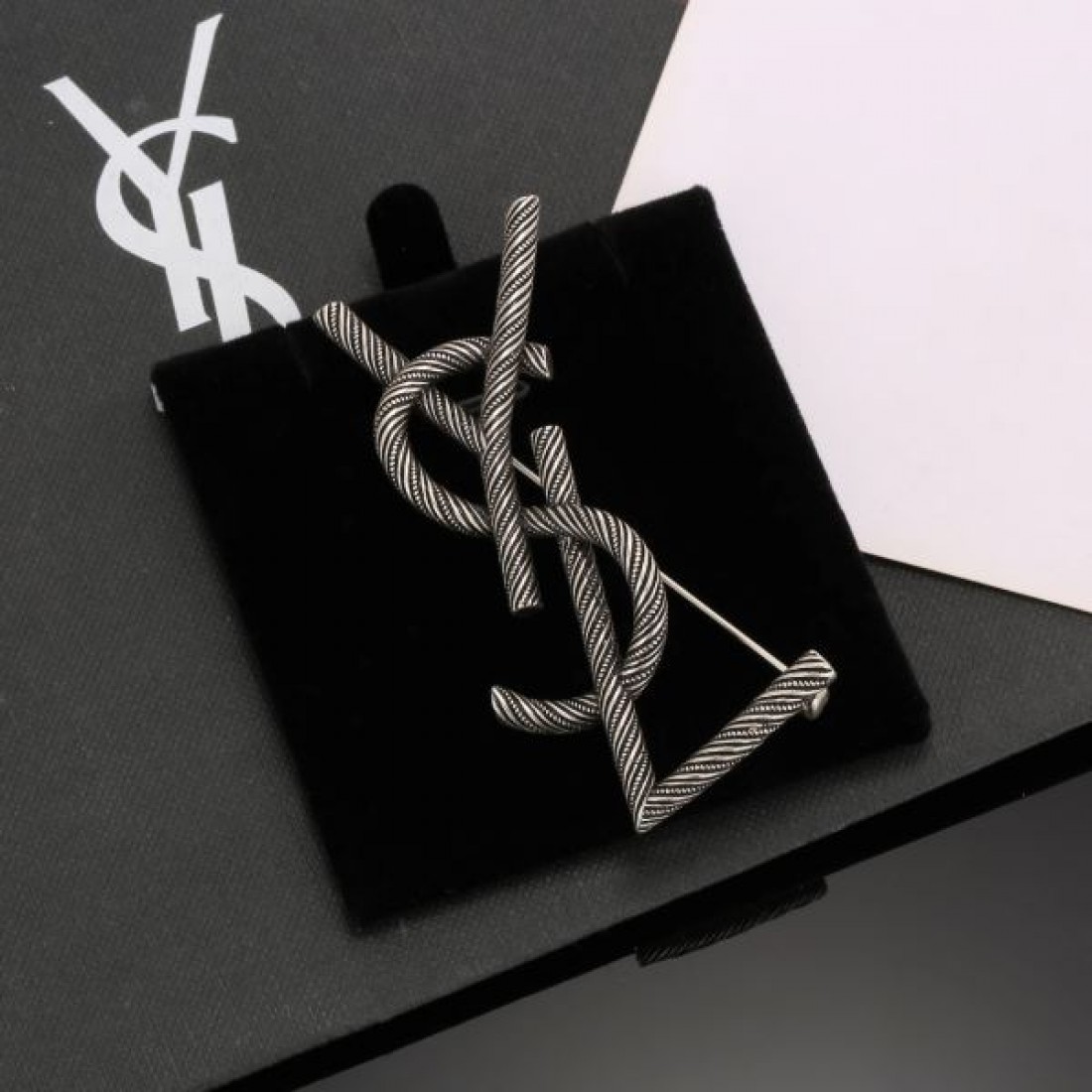 YSL イヴ サンローラン スーパーコピー ブローチ ロゴ 入手困難アイテム SAINT LAURENT