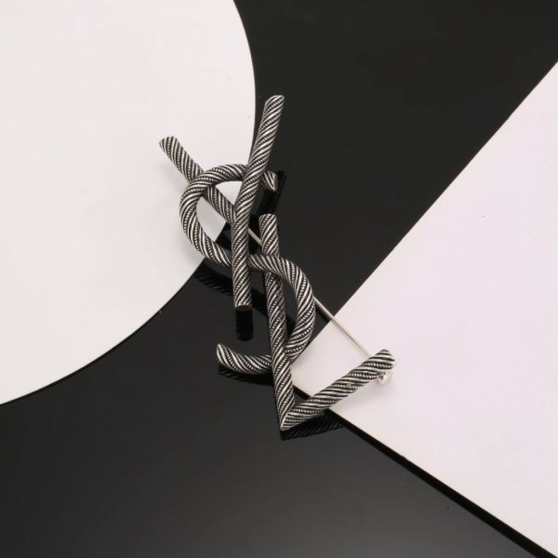 YSL イヴ サンローラン スーパーコピー ブローチ ロゴ 入手困難アイテム SAINT LAURENT