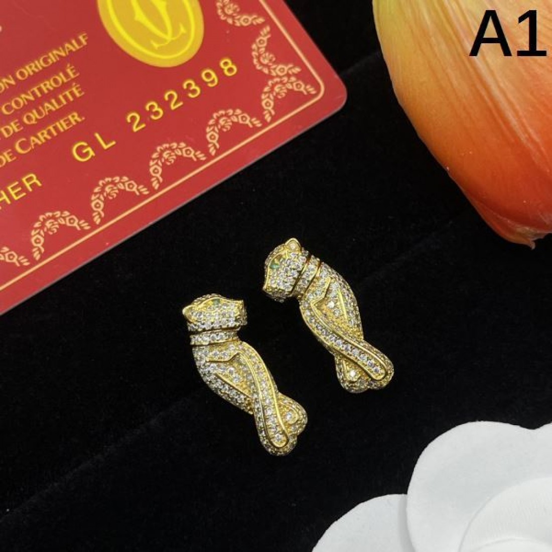 CARTIER コピー イヤリング ロゴ 芸能人愛用ブランド カルティエ