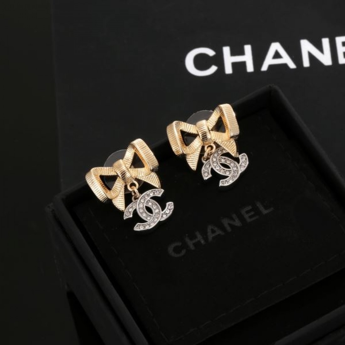 CHANEL コピー イヤリング ロゴ 雑誌も街も人気アイテム シャネル