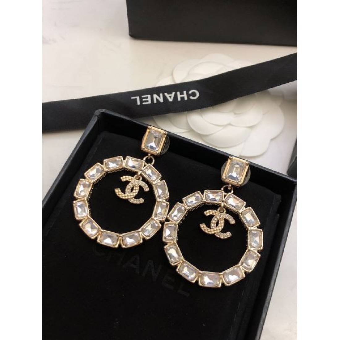 CHANEL コピー イヤリング ロゴ 都会的な印象のスタイル！シャネル