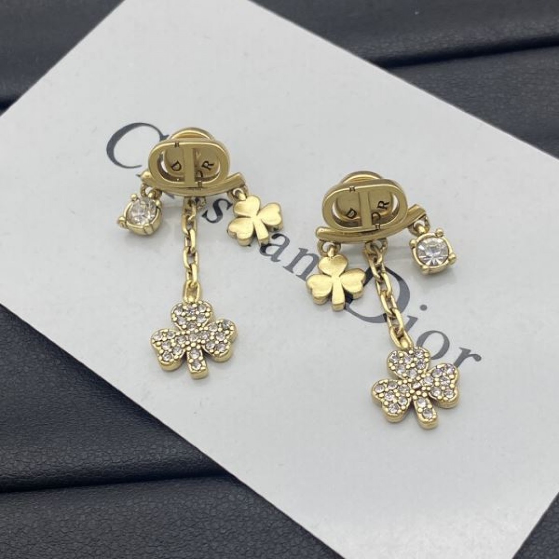 ディオール コピー イヤリング ロゴ リラックスした雰囲気に DIOR