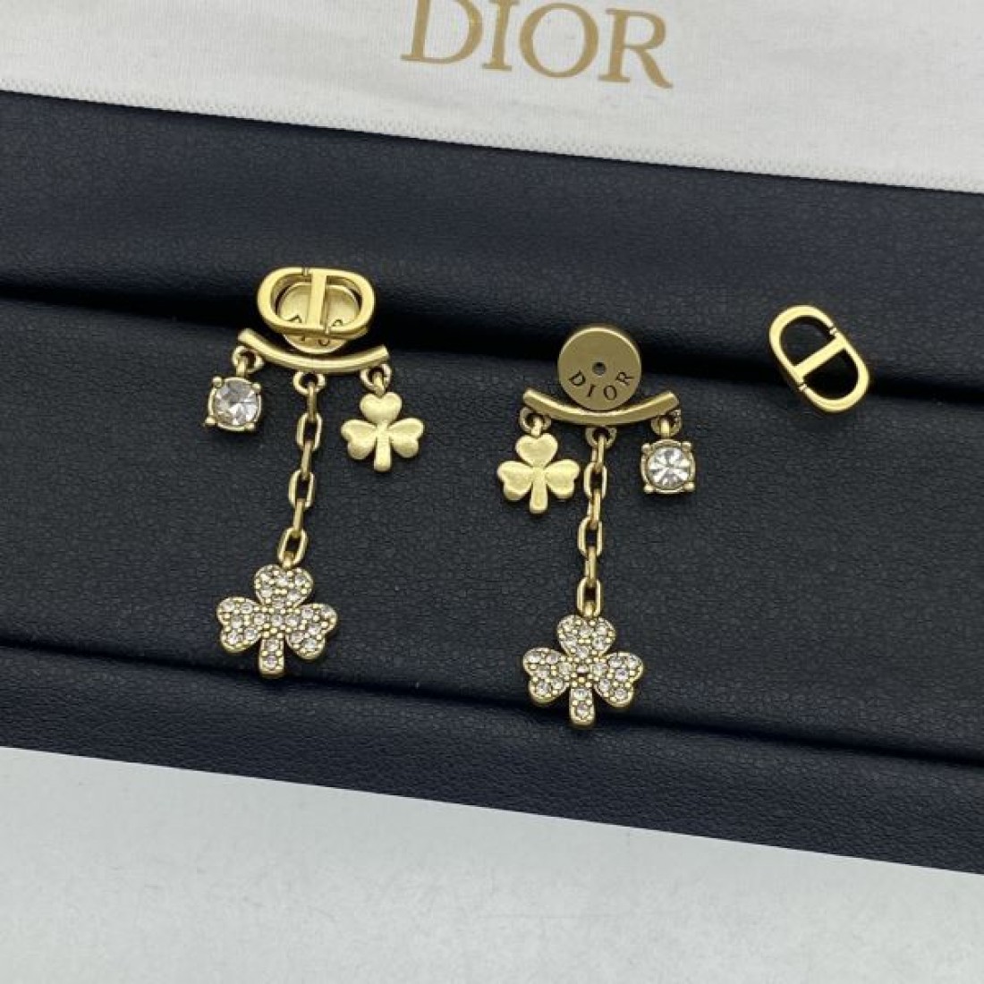 ディオール コピー イヤリング ロゴ リラックスした雰囲気に DIOR