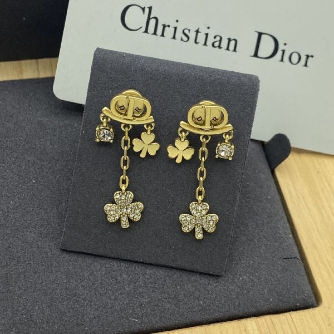 ディオール コピー イヤリング ロゴ リラックスした雰囲気に DIOR
