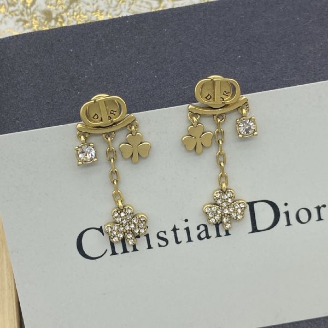 ディオール コピー イヤリング ロゴ リラックスした雰囲気に DIOR
