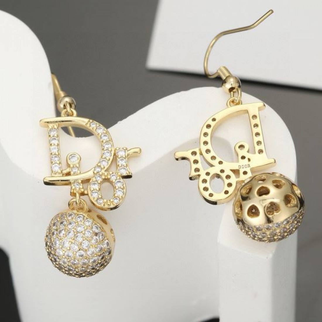 ディオール コピー イヤリング ロゴ ファッションに新しい色 DIOR