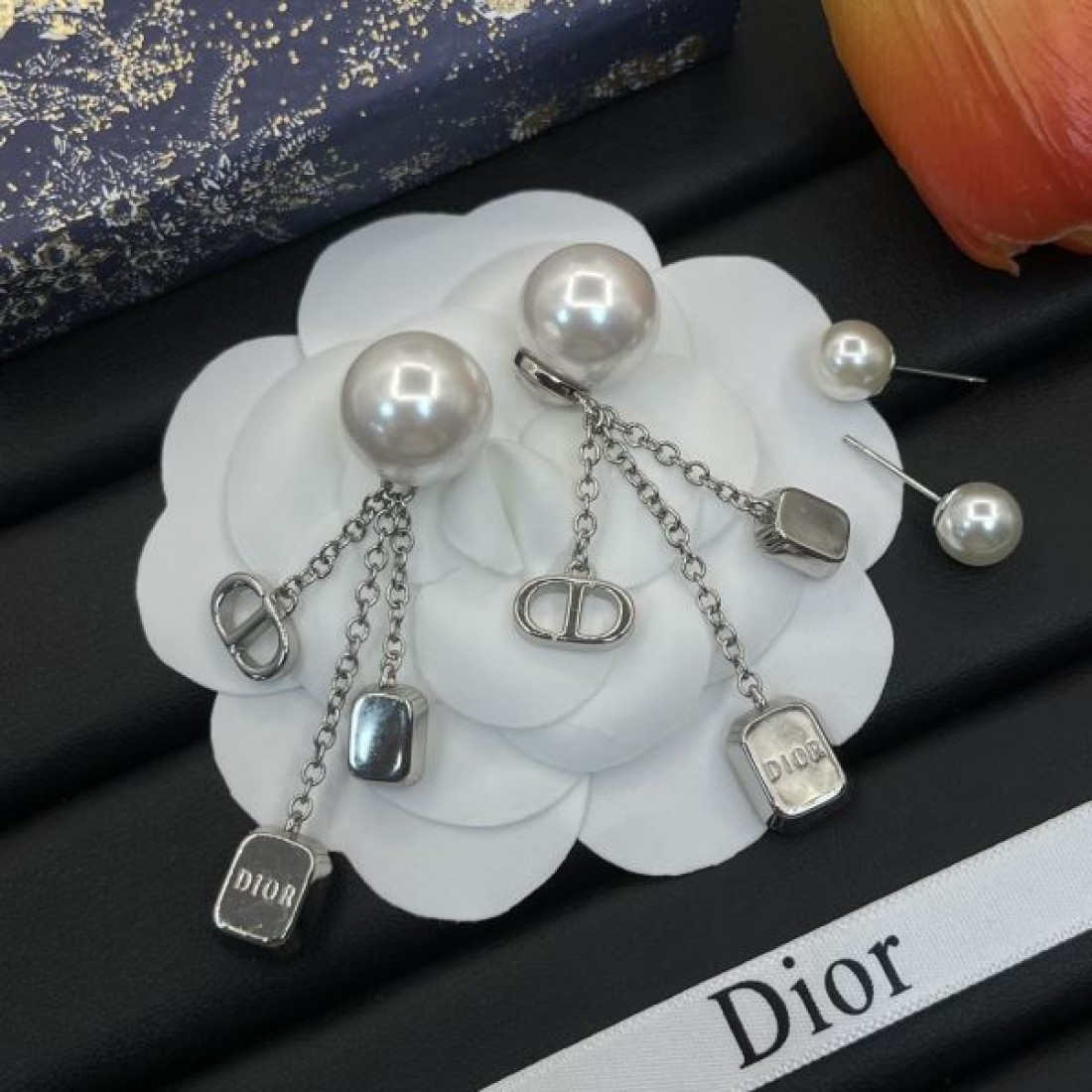 ディオール コピー イヤリング ロゴ 大人買い必須なこの春夏 DIOR