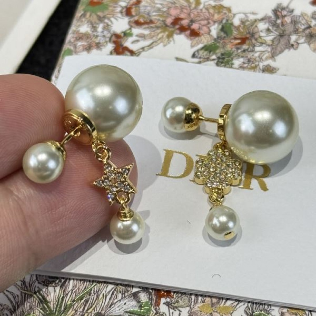 DIOR コピー イヤリング ロゴ 雑誌も街も人気アイテム ディオール
