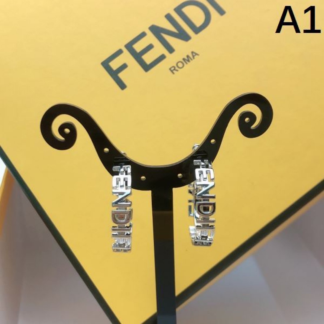 フェンデイ コピー イヤリング ロゴ 季節の変わり目に活躍する FENDI