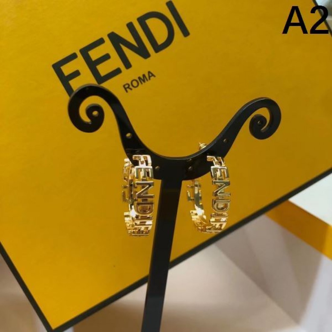 フェンデイ コピー イヤリング ロゴ 季節の変わり目に活躍する FENDI