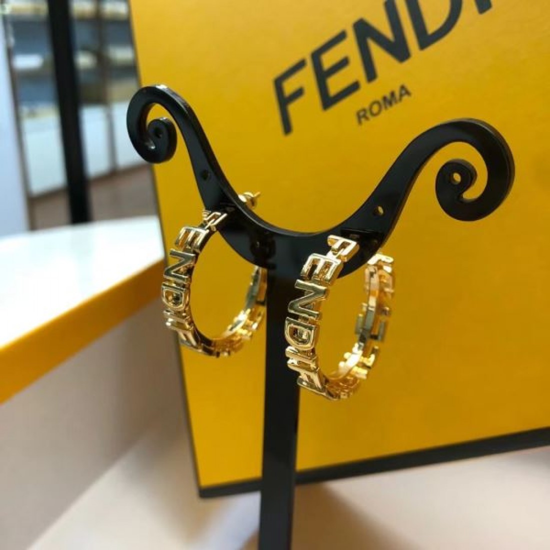 フェンデイ コピー イヤリング ロゴ 季節の変わり目に活躍する FENDI