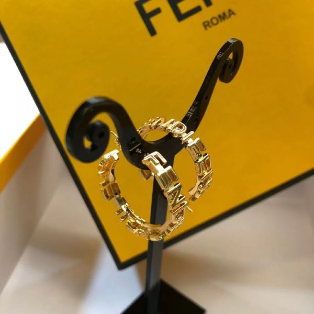フェンデイ コピー イヤリング ロゴ 季節の変わり目に活躍する FENDI