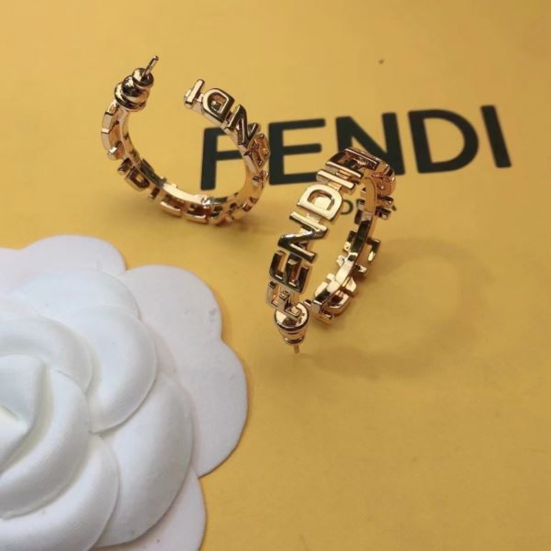 フェンデイ コピー イヤリング ロゴ 季節の変わり目に活躍する FENDI